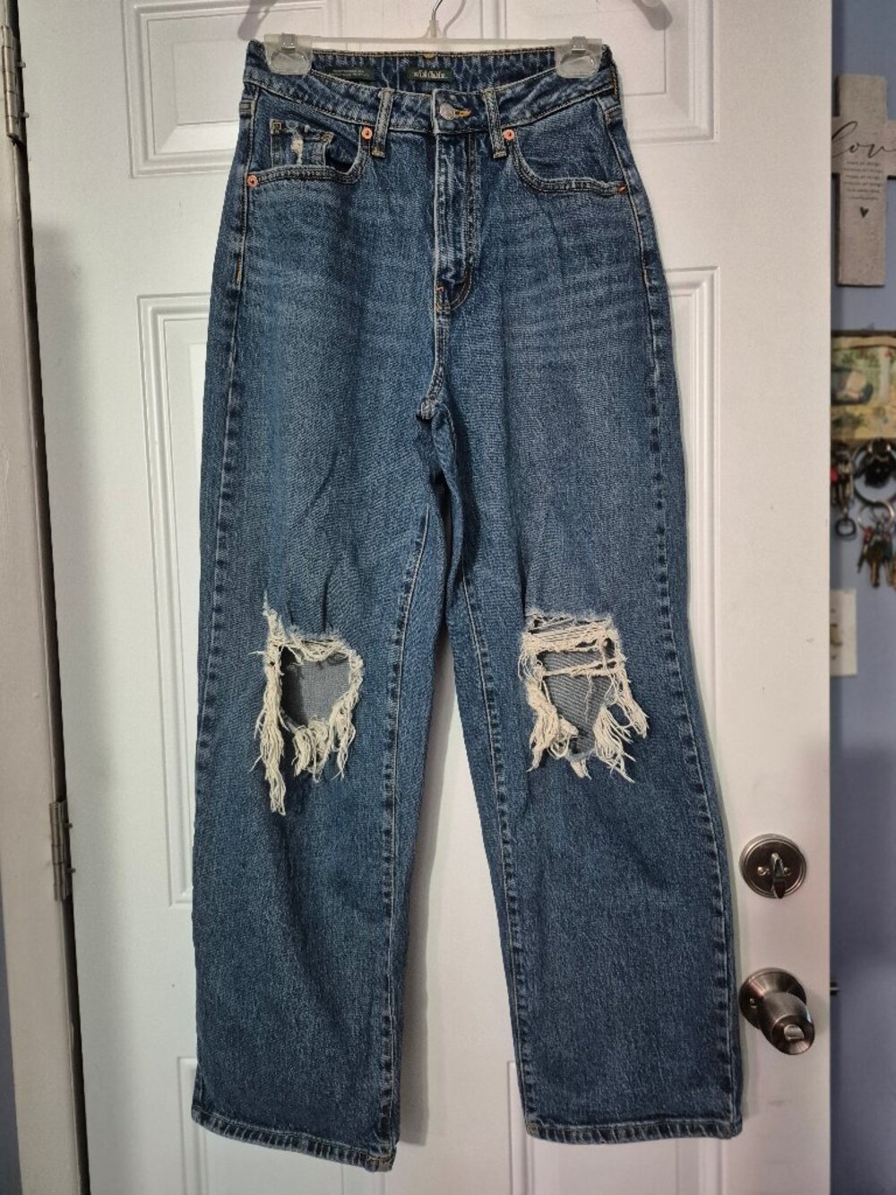 Wild Fable Jeans. Size 2/26. Medium wash,distressed, high waist,baggy fit.